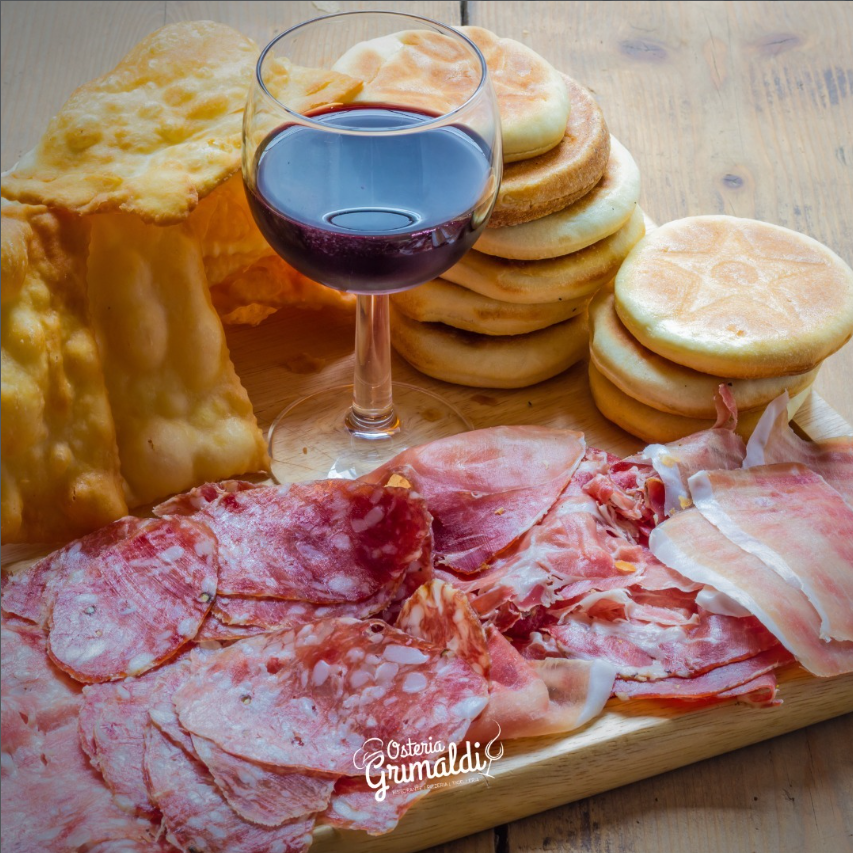 Tagliere, tigelle e vino